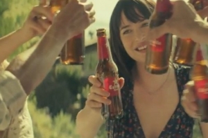 Звезда фильма «50 оттенков серого» снялась в рекламе испанского пива