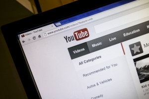 Мейджоры хотят больше денег от рекламы в Youtube