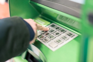 Мошенники уже реже обворовывают украинцев в банкоматах, но риск стать жертвой кеш-треппинга все еще высокий      