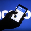 Facebook начинает тестировать в США рекламные ролики в новостной ленте с применением технологий дополненной реальности (AR).