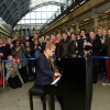 Элтон Джон пропиарил выход своего альбома концертом на вокзале